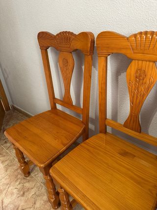 Mesa de madera con 4 sillas