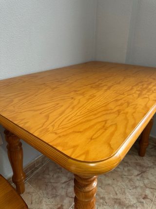 Mesa de madera con 4 sillas