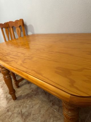 Mesa de madera con 4 sillas