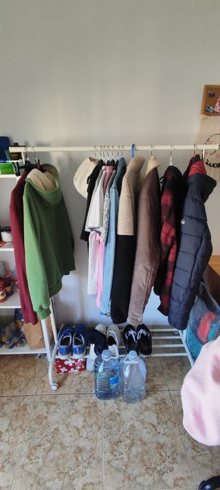 Perchero con ruedas metálico y plástico