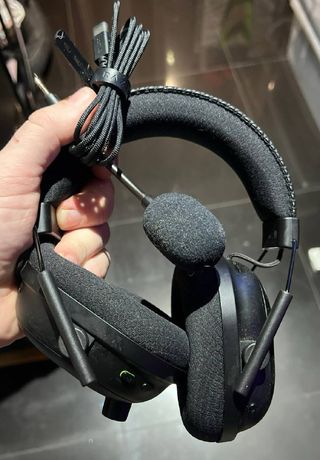 Razer BlackShark V2 Pro \(2023\) para PC \- Auriculares inalámbricos premium para deportes electrónicos \(micrófono HyperClear Super Wideband, TriForce Titanium 50 mm, Bluetooth\) Negro
