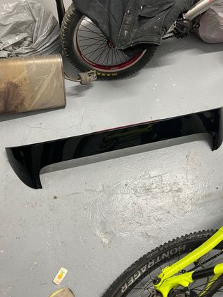 Alerón trasero Ford Fiesta negro con luz