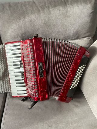 Acordeón Estrella 72 bajos 34 notas