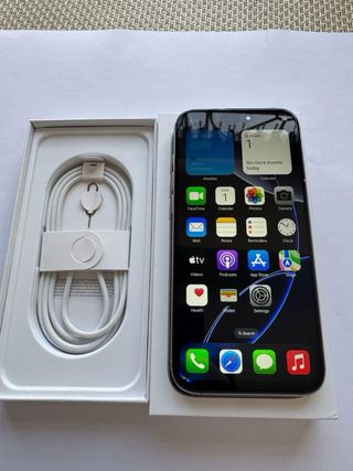 iPhone 16 Pro Max Plata con Accesorios