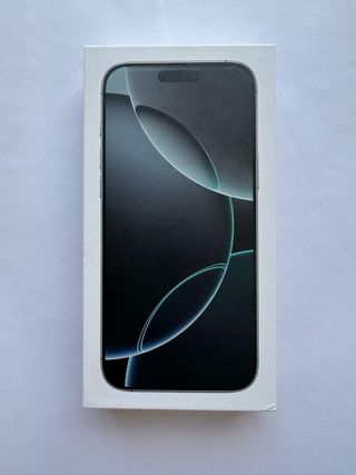 iPhone 16 Pro Max Plata con Accesorios