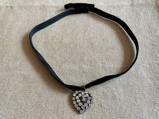 Gargantilla negra con corazón de bisutería