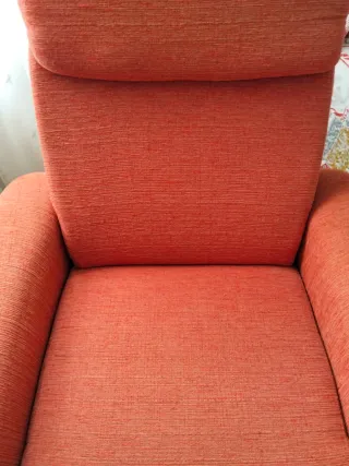 Butaca reclinable naranja muy cómoda