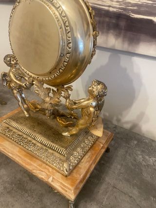 Reloj de sobremesa vintage dorado