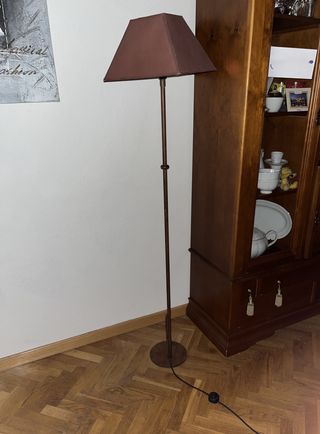 Lámpara de pie marrón tela y metal