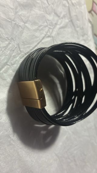 Pulsera/Brazalete Negro con Cierre Dorado