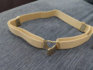 Cinturón beige con hebilla corazón dorada