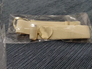 Cinturón beige con hebilla corazón dorada