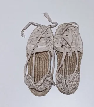 Sandalias de mujer beige con cordones