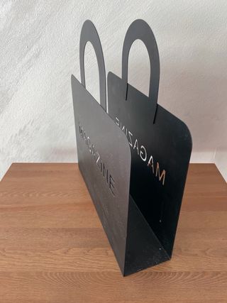 Revistero negro con asa