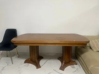 Mesa de comedor de madera