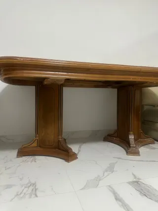 Mesa de comedor de madera