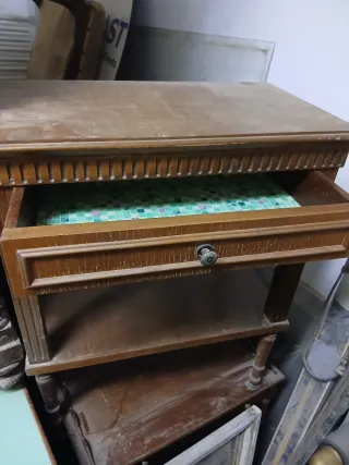 Mobiletto in legno con cassetto e lavorato