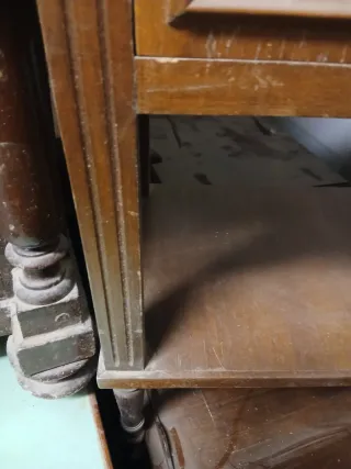 Mobiletto in legno con cassetto e lavorato