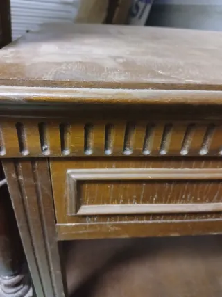 Mobiletto in legno con cassetto e lavorato