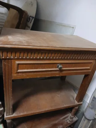 Mobiletto in legno con cassetto e lavorato