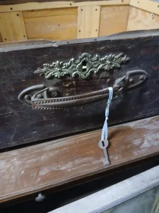 Cassa antico con chiave e maniglia