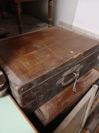 Cassa antico con chiave e maniglia