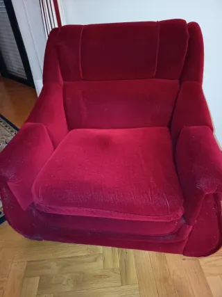 Sofá y 2 sillones de terciopelo rojo
