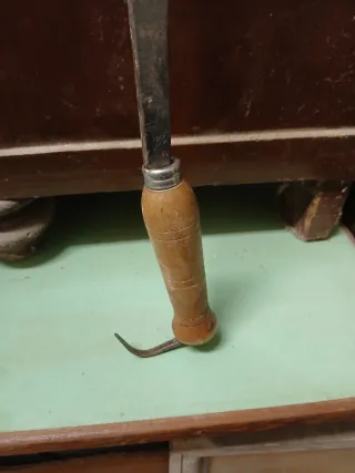 Gancio per manico in legno