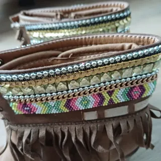 Botas de mujer con flecos y abalorios