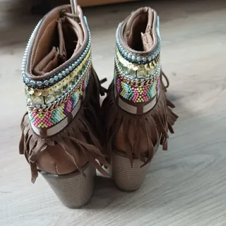 Botas de mujer con flecos y abalorios