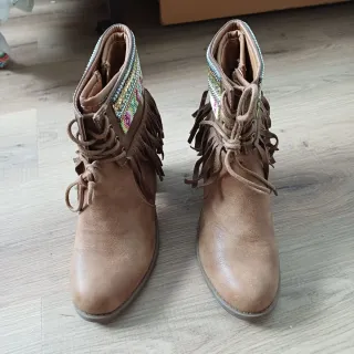 Botas de mujer con flecos y abalorios