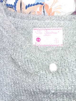 Jersey gris con pompón de conejo