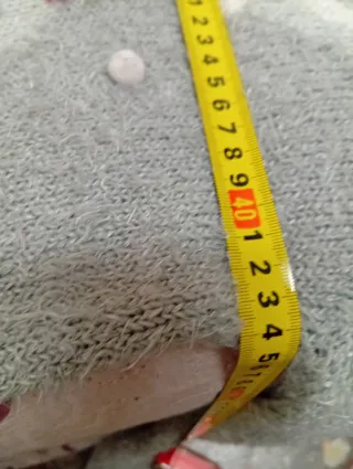 Jersey gris con pompón de conejo