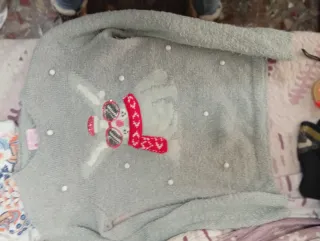 Jersey gris con pompón de conejo