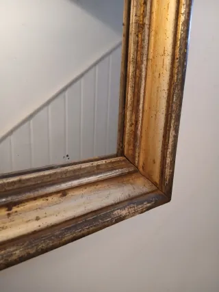 Specchio con cornice dorata