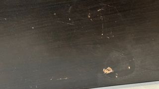 Mueble de salón blanco y marrón oscuro