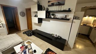 Mueble de salón blanco y marrón oscuro