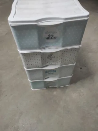 Cajonera de plástico azul y blanco