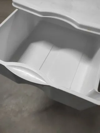 Cajonera de plástico azul y blanco