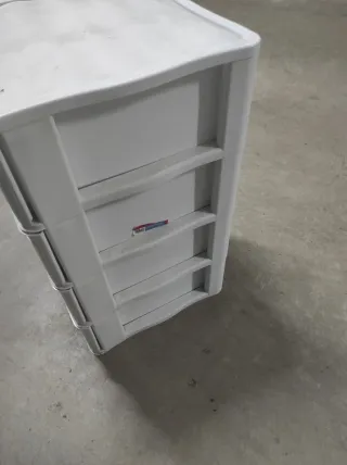 Cajonera de plástico azul y blanco