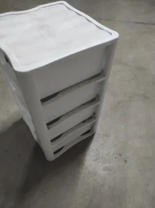 Cajonera de plástico azul y blanco