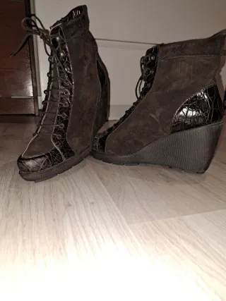 Botines de cuña con cordones y piel