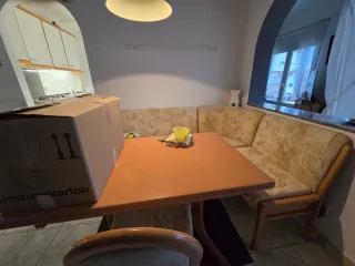 Mueble de comedor  con sillón y sillaa