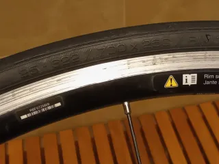 RUEDA DELANTERA COMPLETA. ALUMINIO. 700X25C