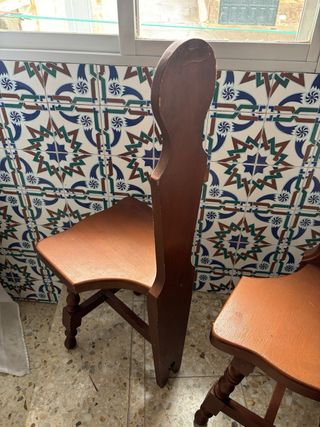 Juego de 3 sillas de madera tallada