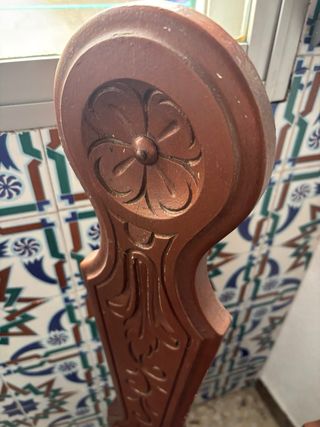 Juego de 3 sillas de madera tallada