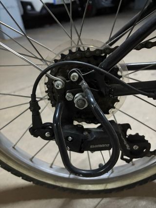 Bicicleta niña rosa y negra BTWIN