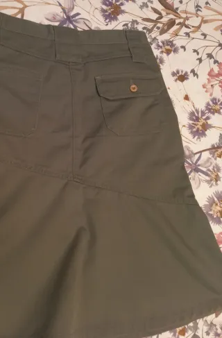 Falda caqui tipo cargo vuelo asimétrico