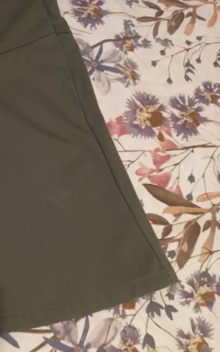 Falda caqui tipo cargo vuelo asimétrico