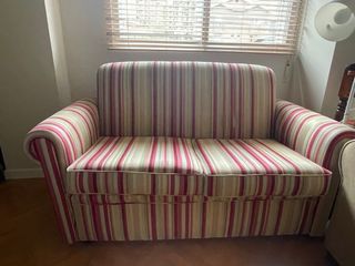 Sofá de 2 plazas rayas beige, rojo y granate